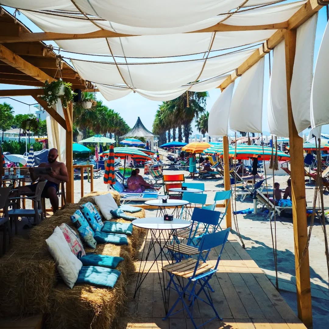 Beach Bar Joni - Bar Interior